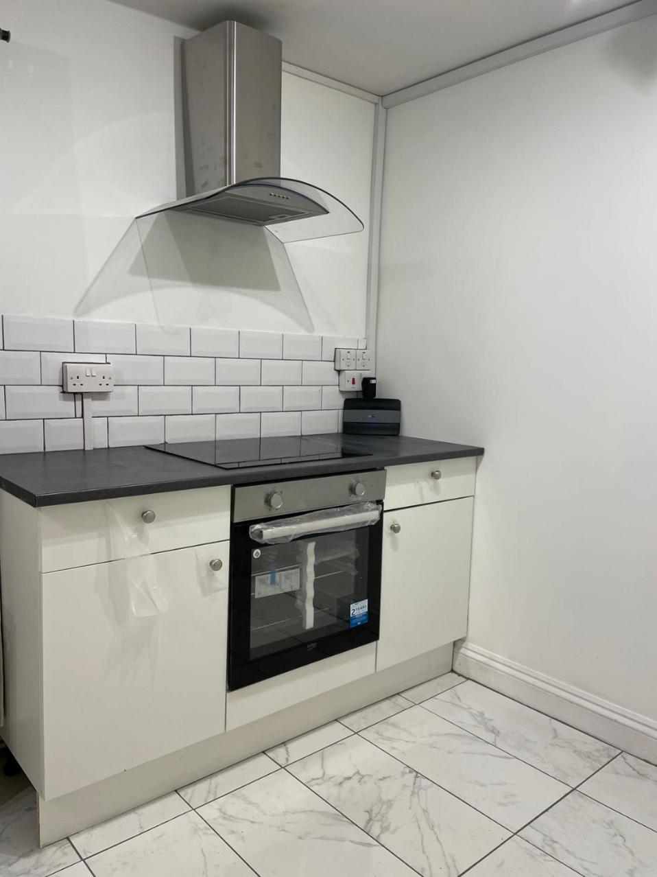 Double Bedroom with a balcony & ensuite bathroom and a new quality mattress in London Canary Wharf with direct train from Heathrow, also convenient from St