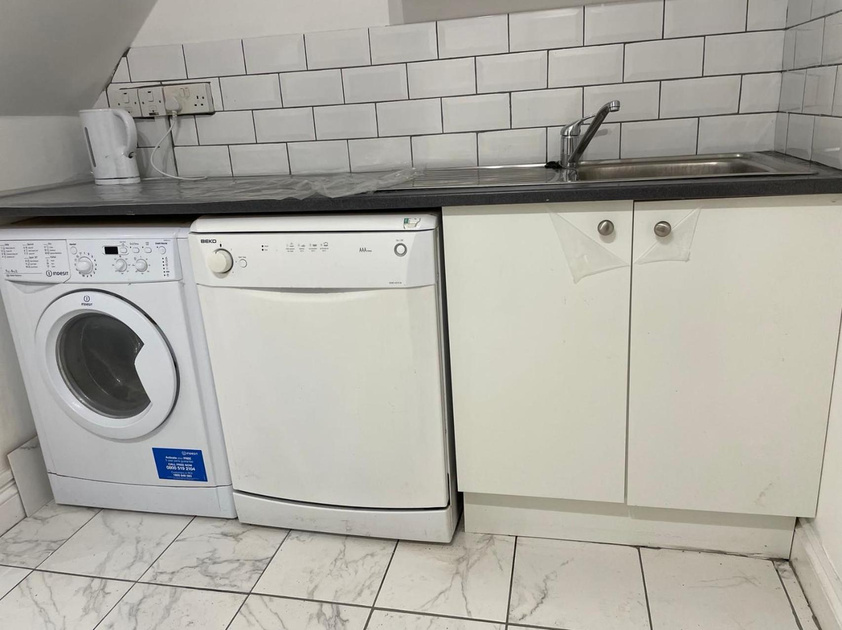Double Bedroom with a balcony & ensuite bathroom and a new quality mattress in London Canary Wharf with direct train from Heathrow, also convenient from St
