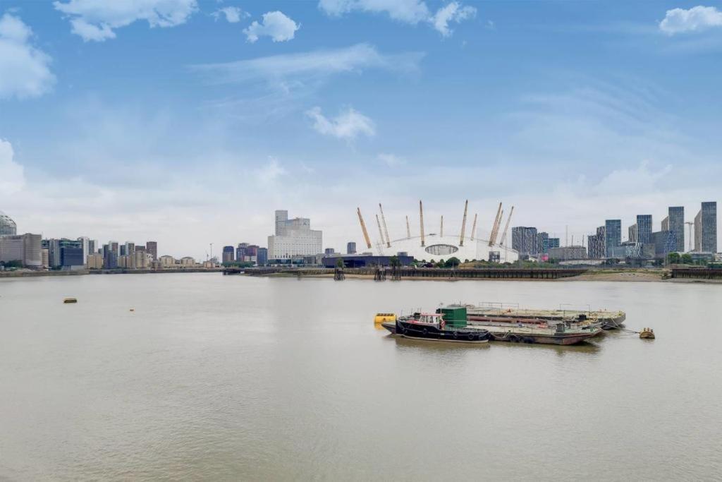 Double Bedroom with a balcony & ensuite bathroom and a new quality mattress in London Canary Wharf with direct train from Heathrow, also convenient from St