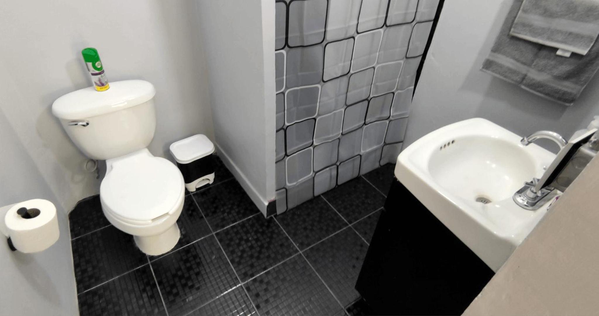 Habitaciones privadas con baño propio en una zona segura y céntrica de Guadalajara.