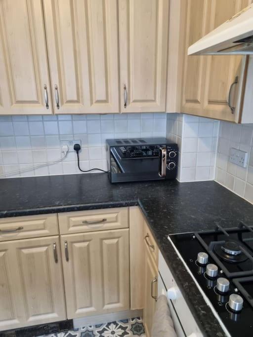 Maidstone villa 3 bedroom free sports channels,parking view 3
