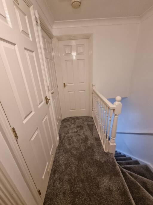 Maidstone villa 3 bedroom free sports channels,parking view 4