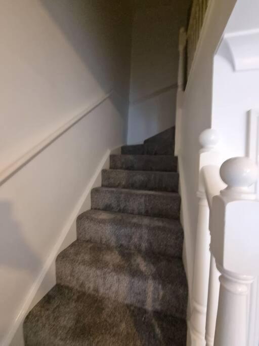 Maidstone villa 3 bedroom free sports channels,parking view 5