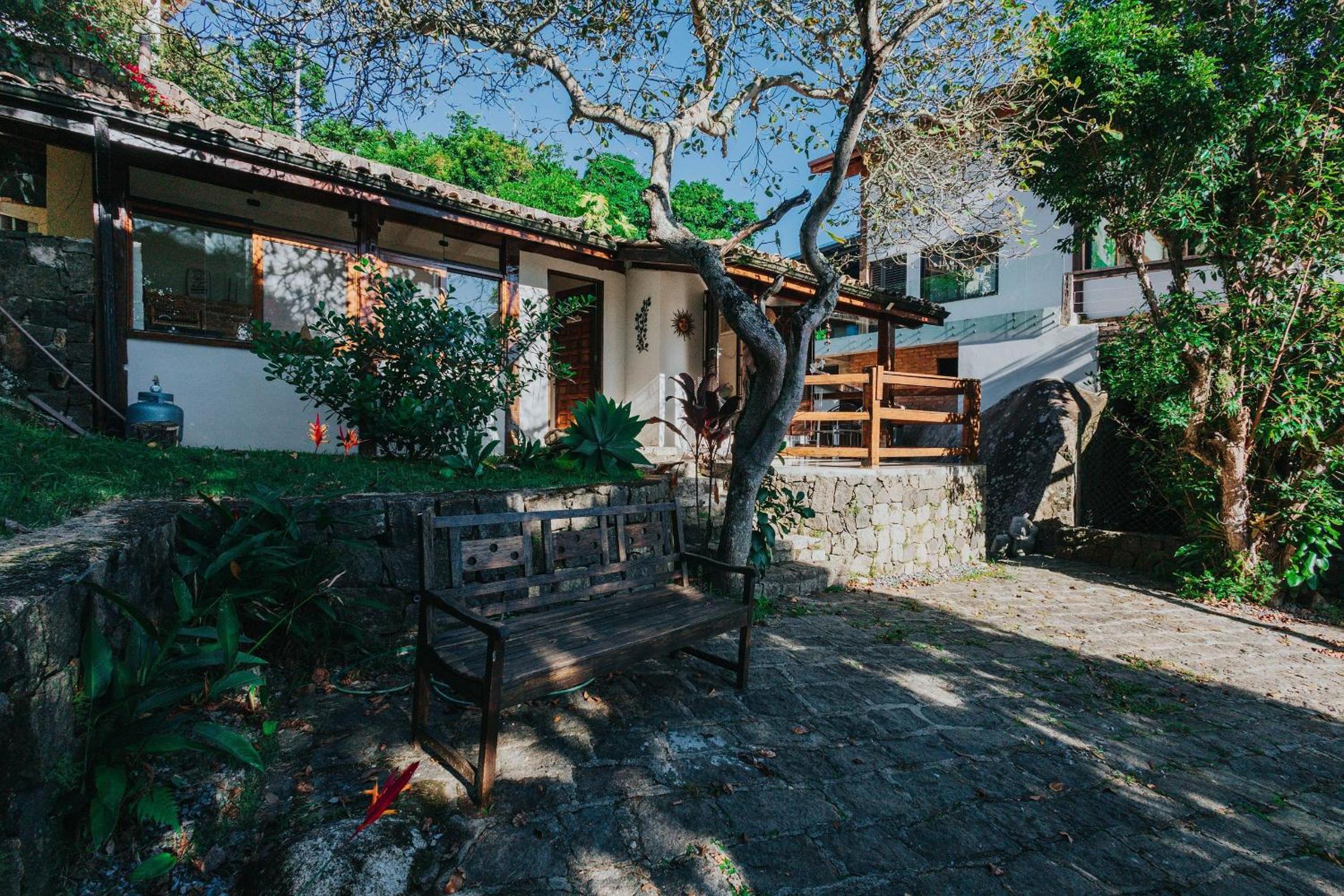 60m² | 2 suites | Seafront | Gated community