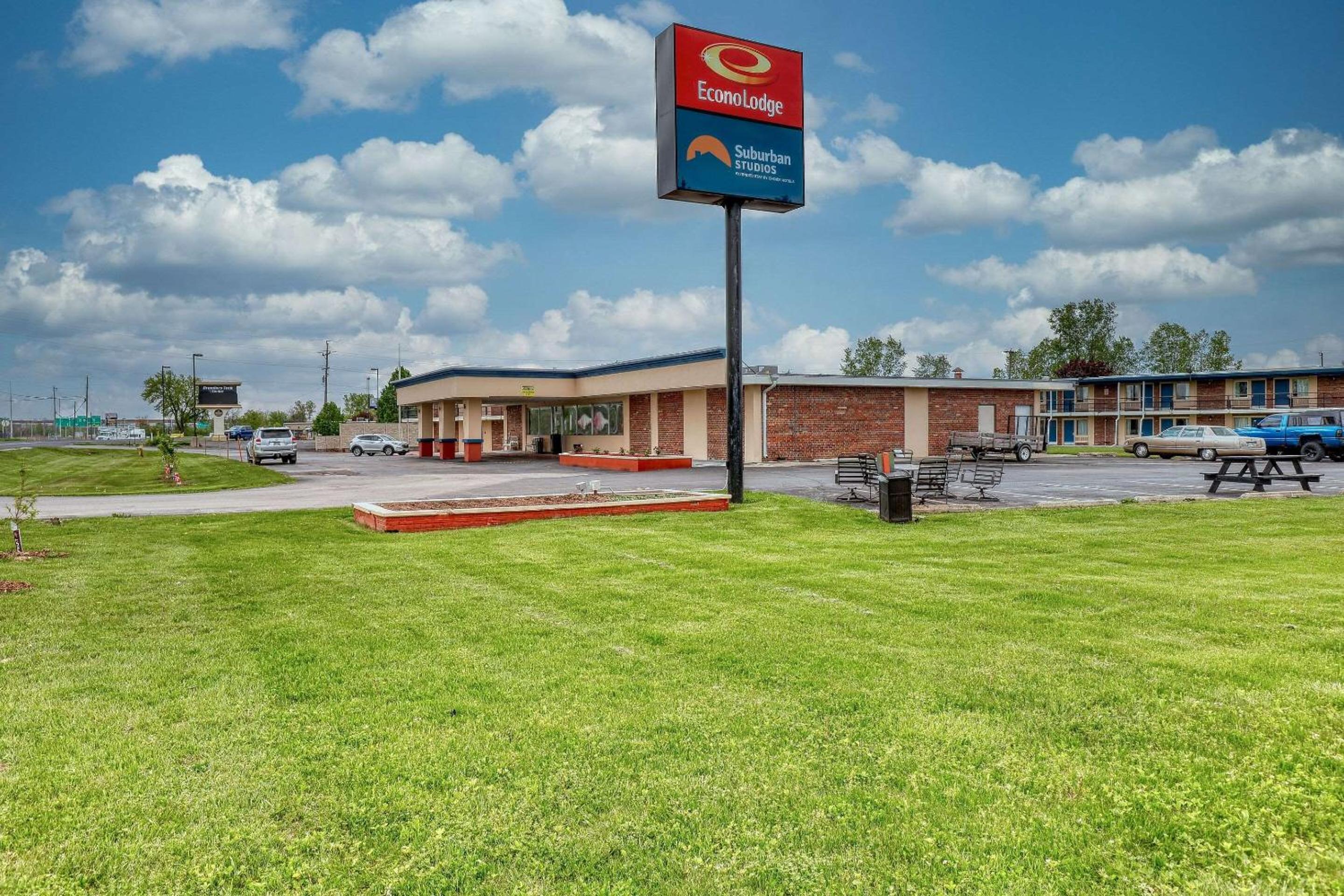 Hotel Suburban Studios Neenah - Image 1