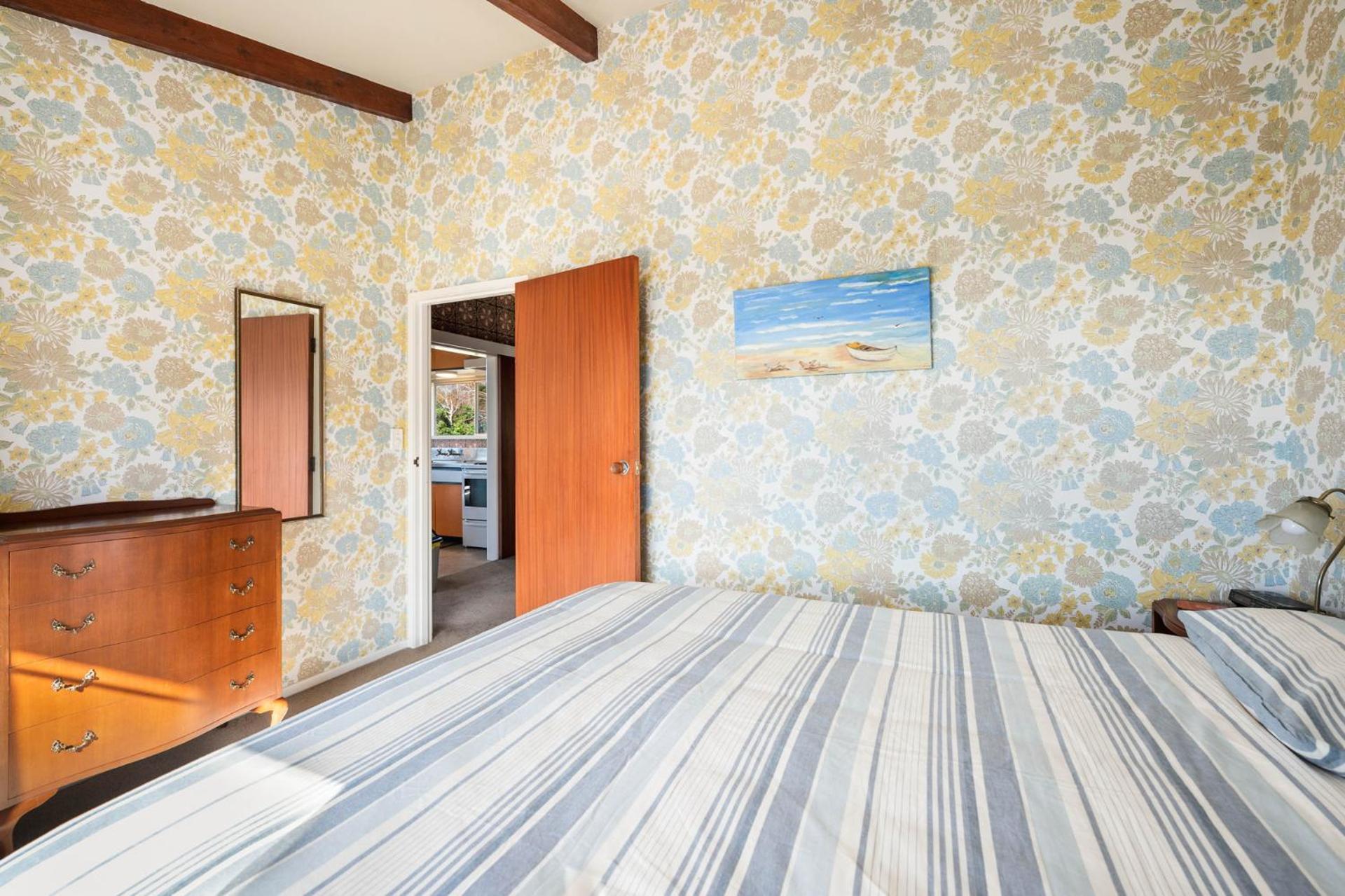 Relaxing Retro Retreat - Kuratau Holiday Home