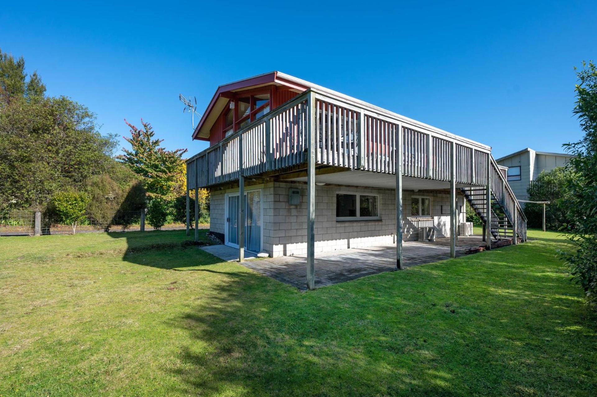 Relaxing Retro Retreat - Kuratau Holiday Home