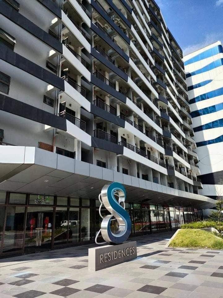 Cozy 1 Bedroom with balcony facing pool near MOA,IKEA near