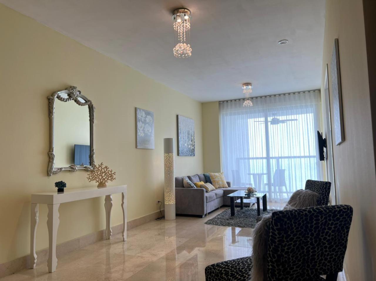 Hermoso y cómodo apartamento con vista al mar