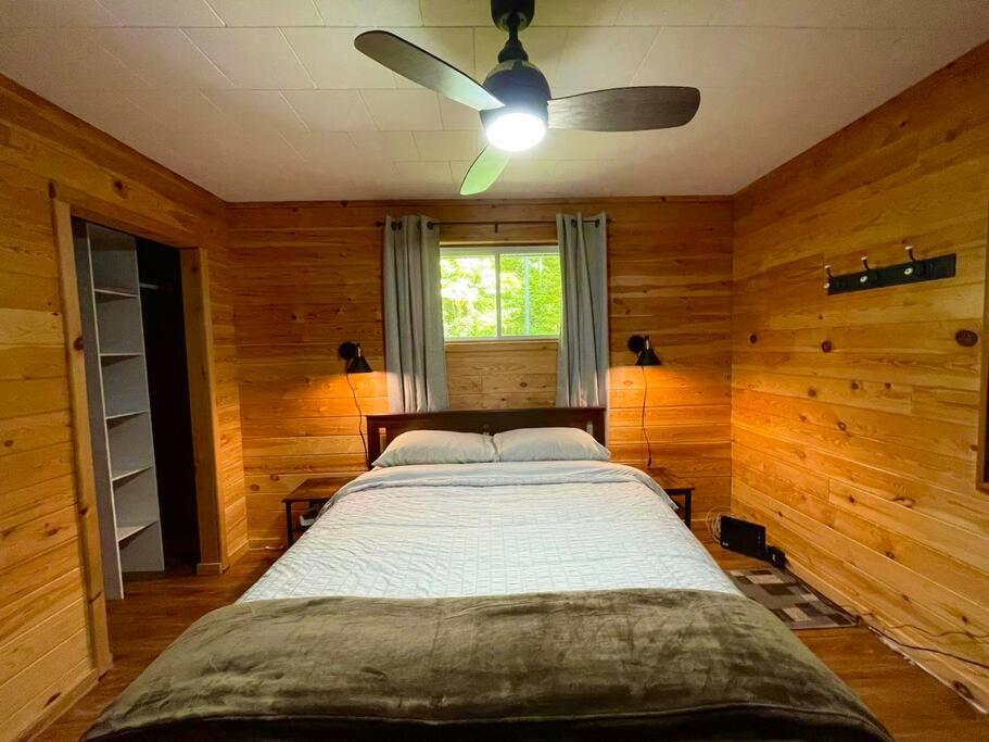 Dawson Loop Inn 3BR Lakefront Chalet Style Cottage