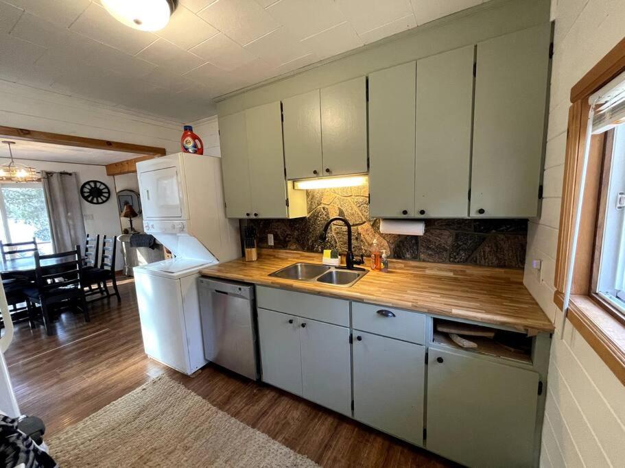Dawson Loop Inn 3BR Lakefront Chalet Style Cottage