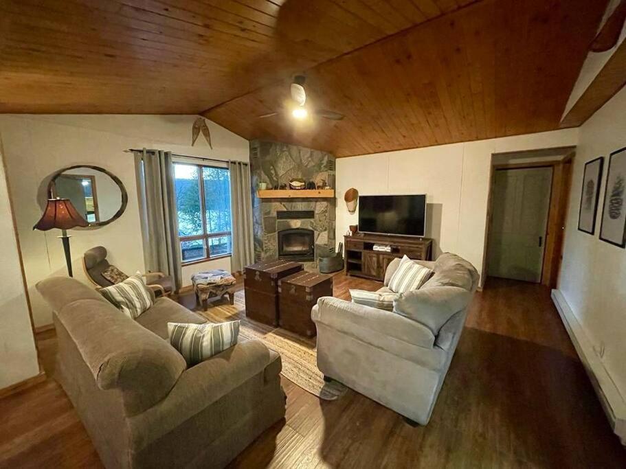 Dawson Loop Inn 3BR Lakefront Chalet Style Cottage