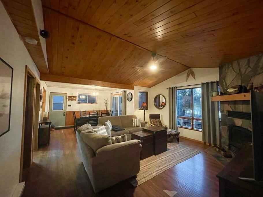 Dawson Loop Inn 3BR Lakefront Chalet Style Cottage