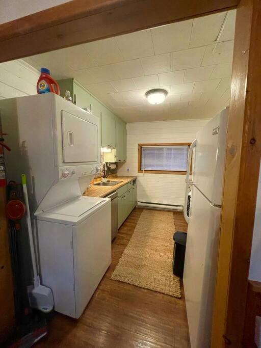 Dawson Loop Inn 3BR Lakefront Chalet Style Cottage