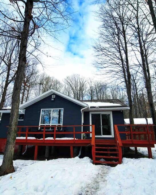 Dawson Loop Inn 3BR Lakefront Chalet Style Cottage