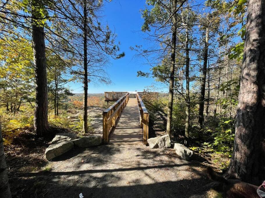 Dawson Loop Inn 3BR Lakefront Chalet Style Cottage
