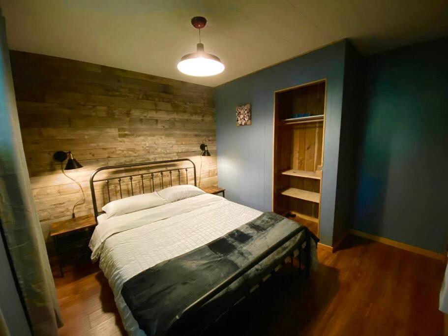 Dawson Loop Inn 3BR Lakefront Chalet Style Cottage
