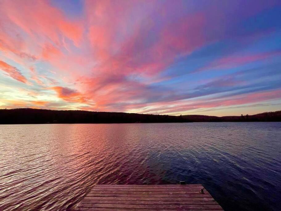 Dawson Loop Inn 3BR Lakefront Chalet Style Cottage