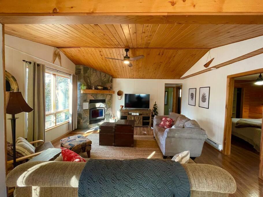 Dawson Loop Inn 3BR Lakefront Chalet Style Cottage
