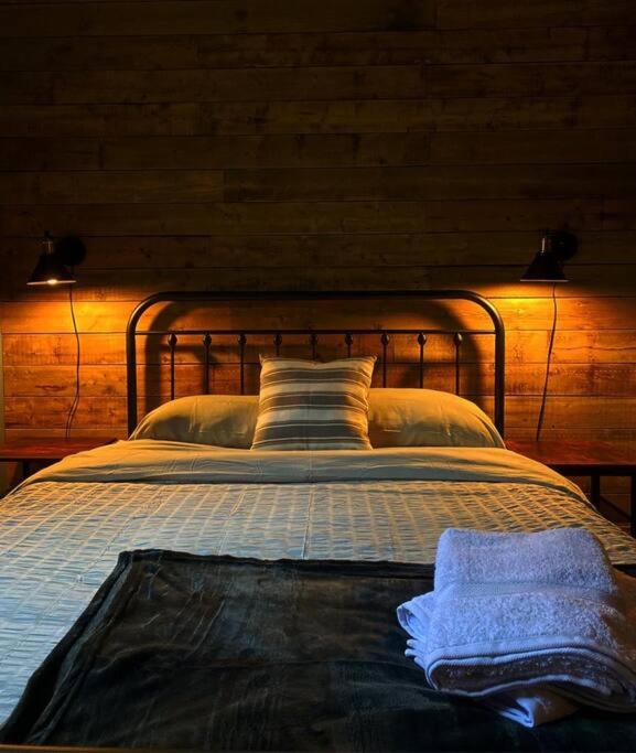 Dawson Loop Inn 3BR Lakefront Chalet Style Cottage
