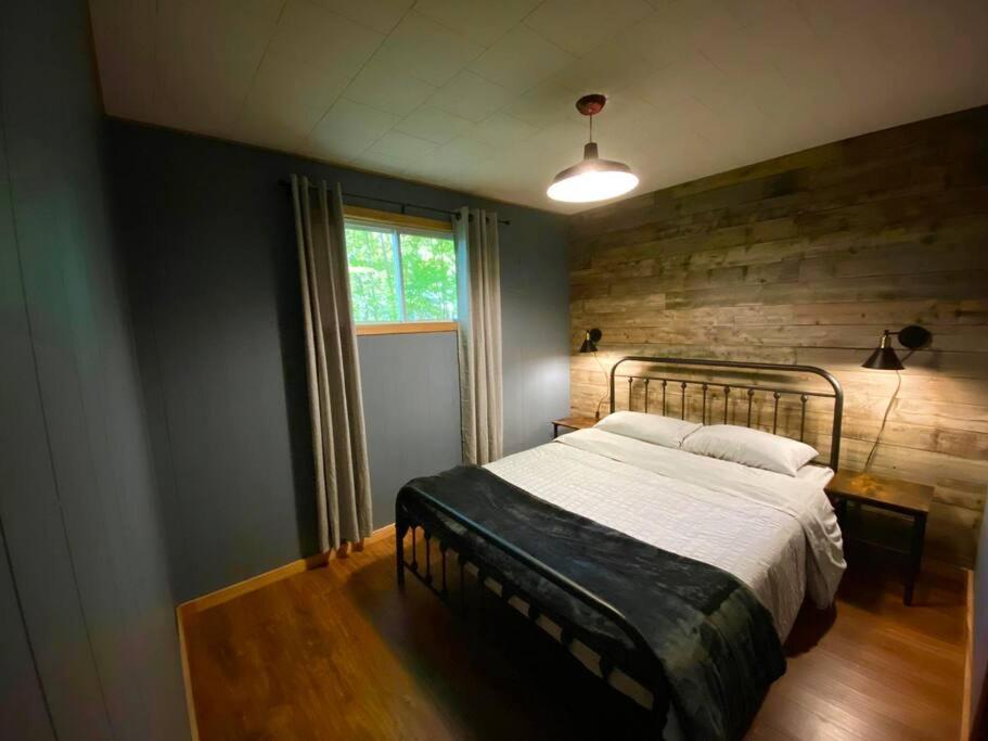 Dawson Loop Inn 3BR Lakefront Chalet Style Cottage