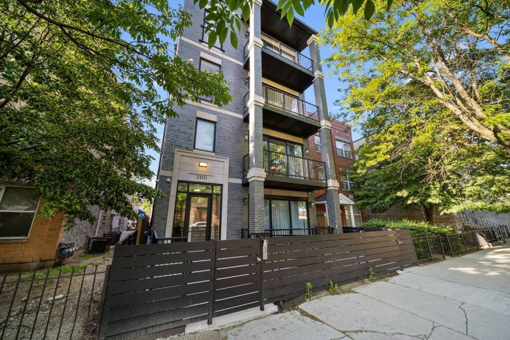 Stunning 2BR/2BA Condo w/ Balcony by United Center view 3