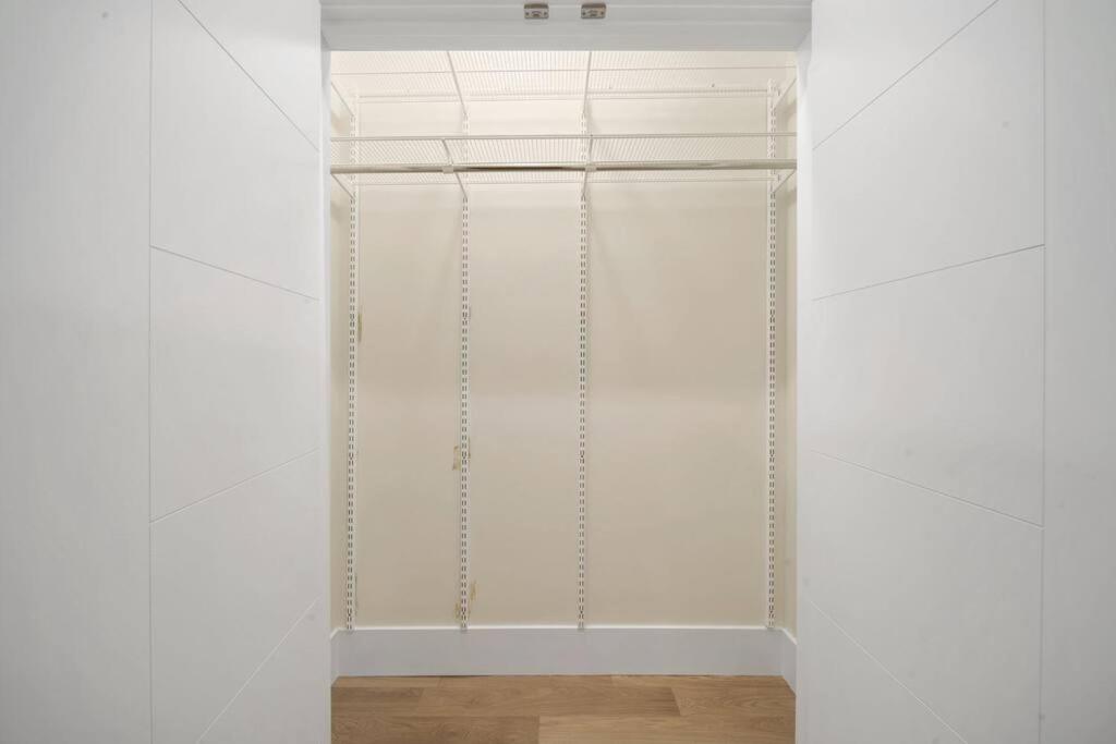 Modern Lux: Brand New 3BR Condo by UC in Chicago view 2