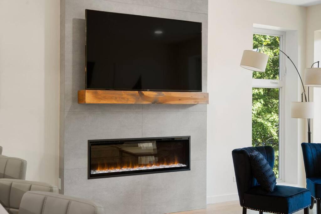 Modern Lux: Brand New 3BR Condo by UC in Chicago view 4