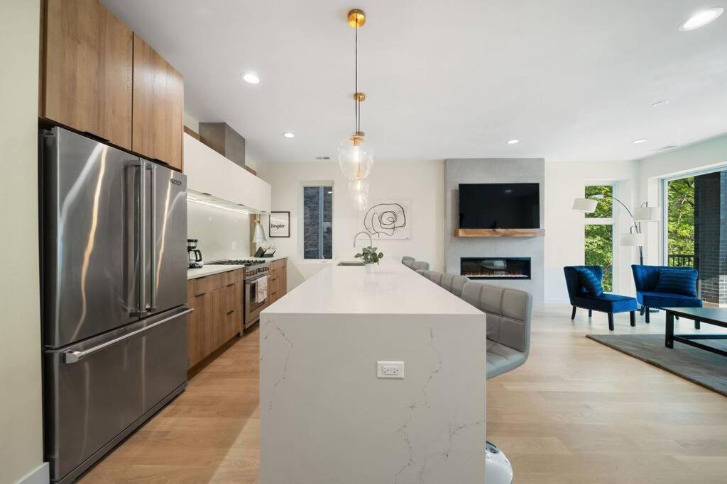 Modern Lux: Brand New 3BR Condo by UC in Chicago view 5