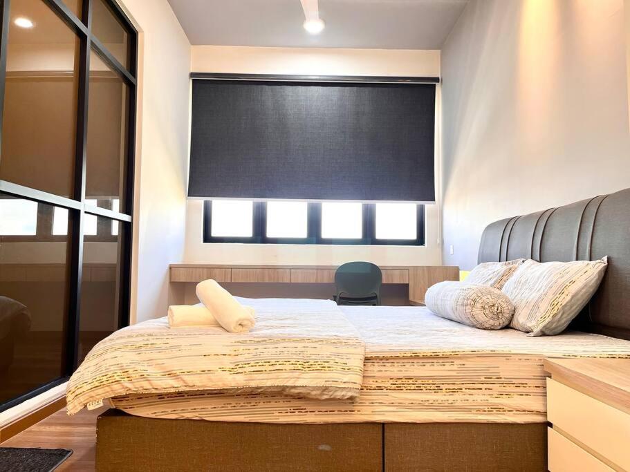 Urban Vista @ The Quartz Residence: City Center Retreat with InfinityPool photo 2