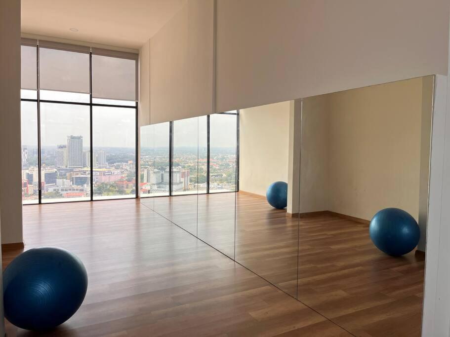 Urban Vista @ The Quartz Residence: City Center Retreat with InfinityPool photo 8