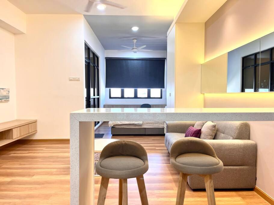 Urban Vista @ The Quartz Residence: City Center Retreat with InfinityPool