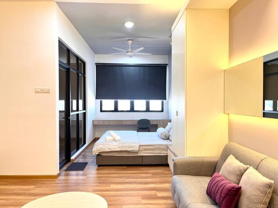 Urban Vista @ The Quartz Residence: City Center Retreat with InfinityPool