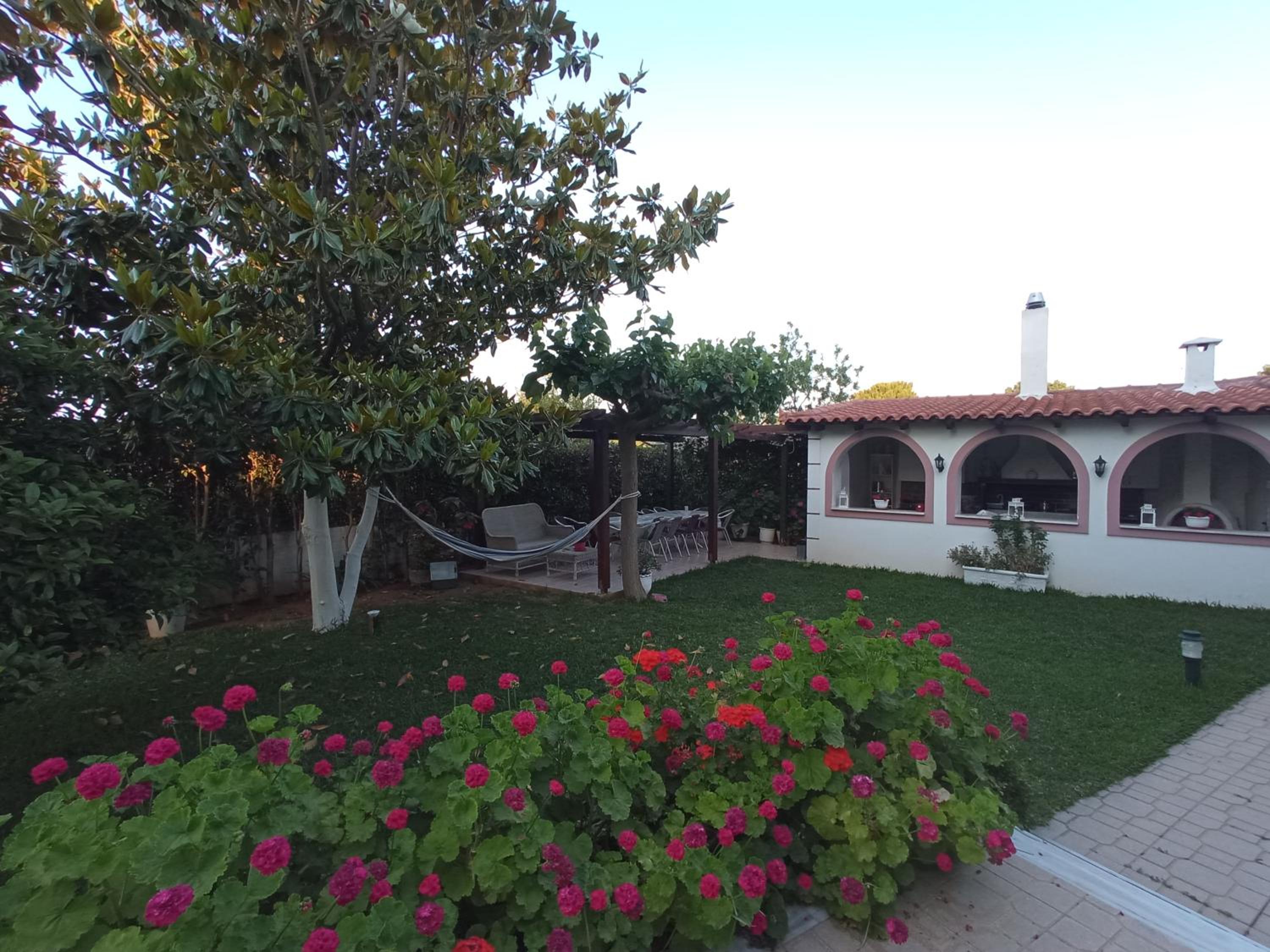 Flat with garden near sea, port and airport view 2