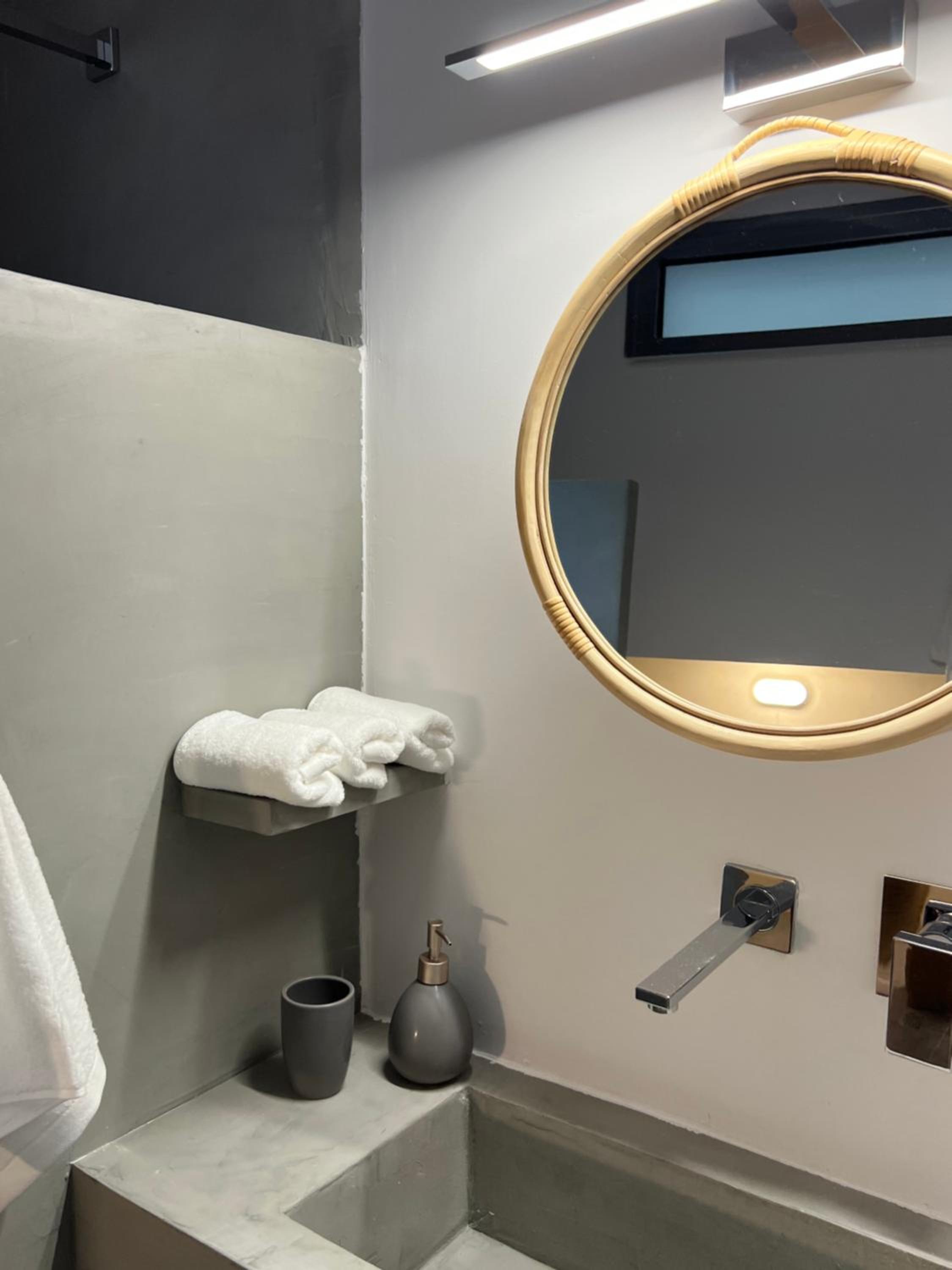 Modern & Cozy Studio en Koroni — bathroom