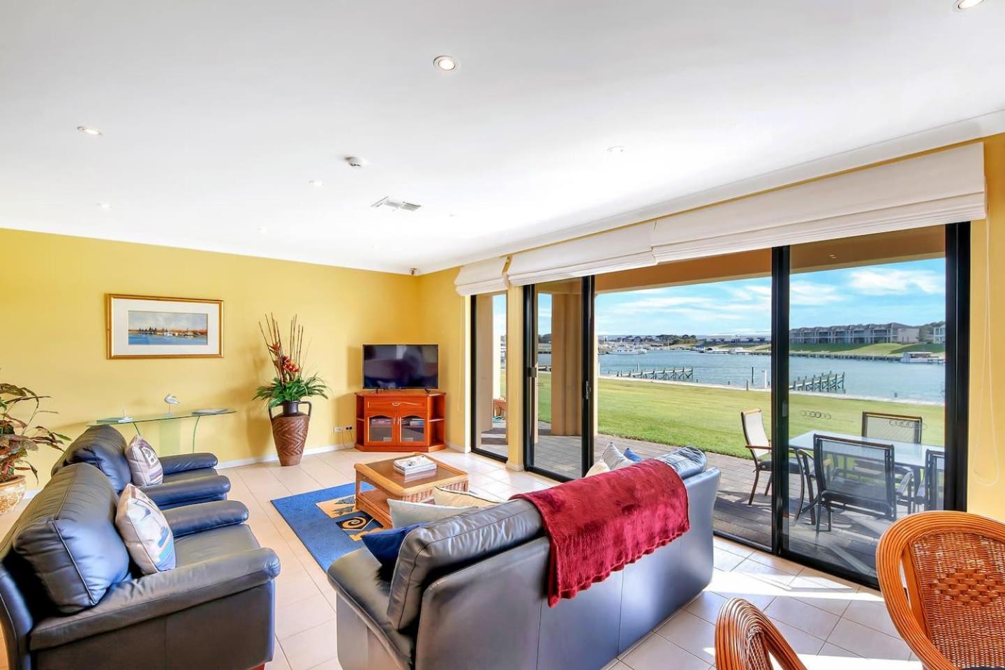 11 Vesta Dve - BYO Linen - Waterfront