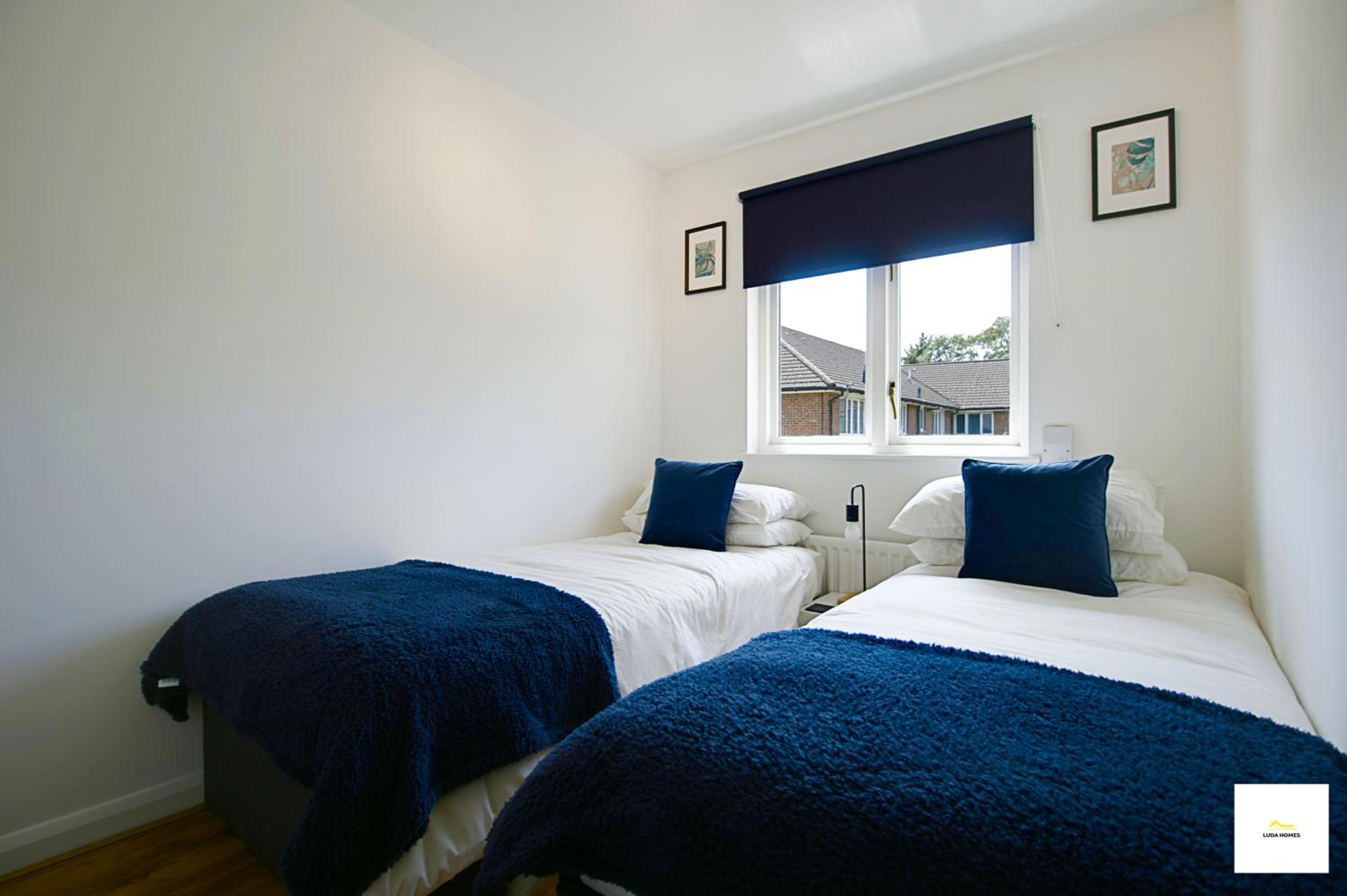 Camberley Spacious and Comfy 3 Bedroom Home, Next to Frimley Hospital with Parking view 4