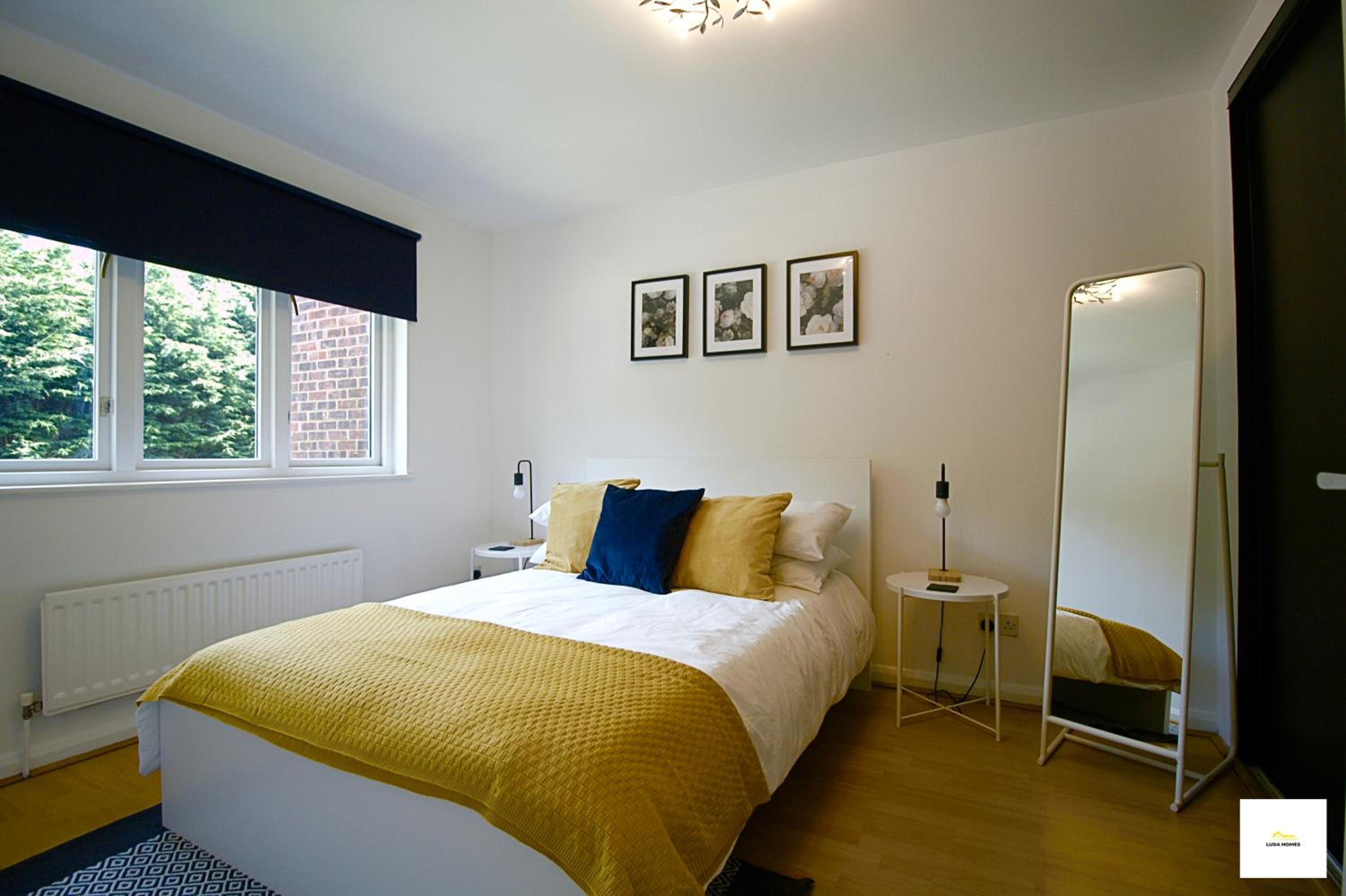 Camberley Spacious and Comfy 3 Bedroom Home, Next to Frimley Hospital with Parking view 2