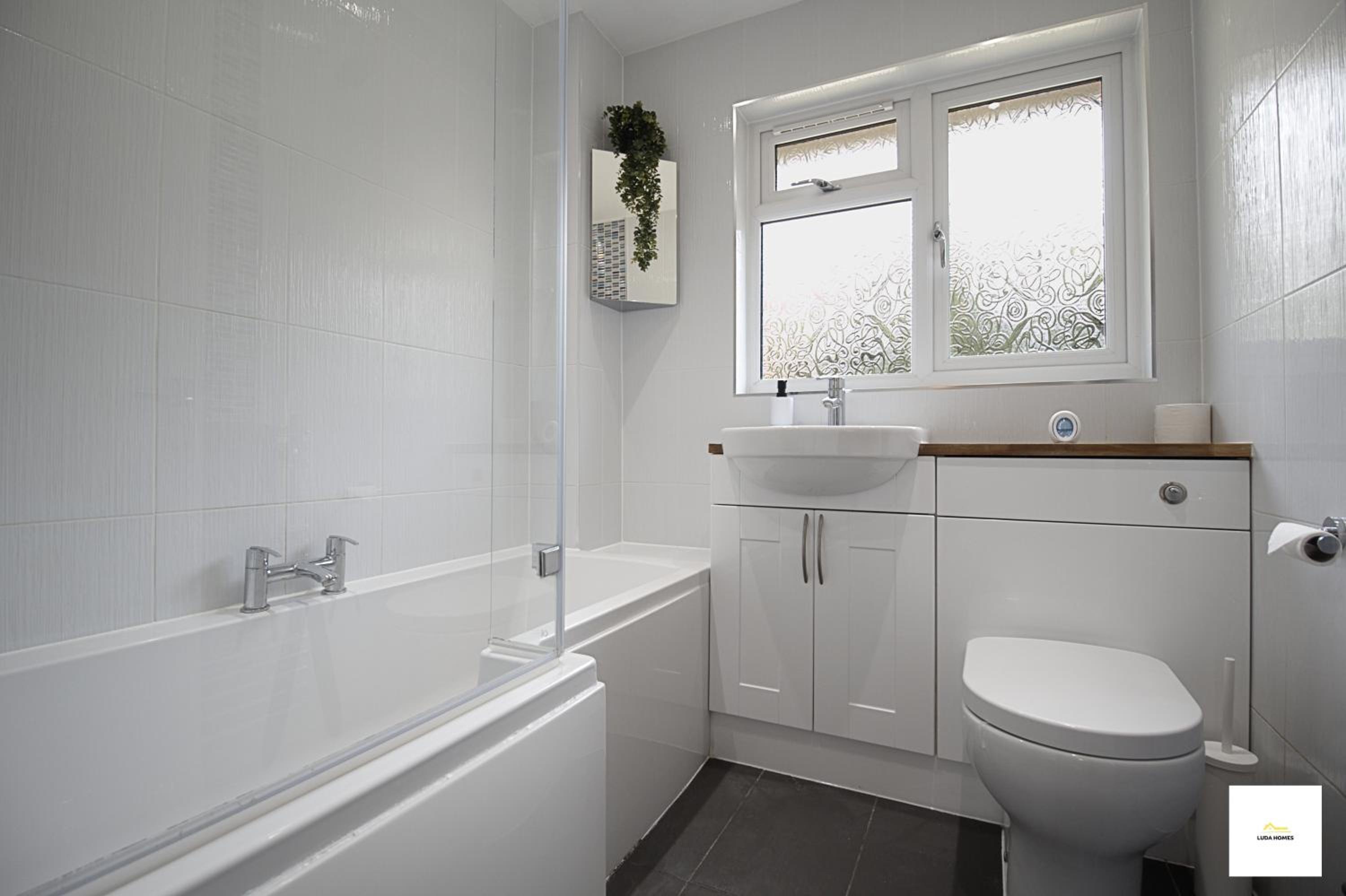 Camberley Spacious and Comfy 3 Bedroom Home, Next to Frimley Hospital with Parking view 5