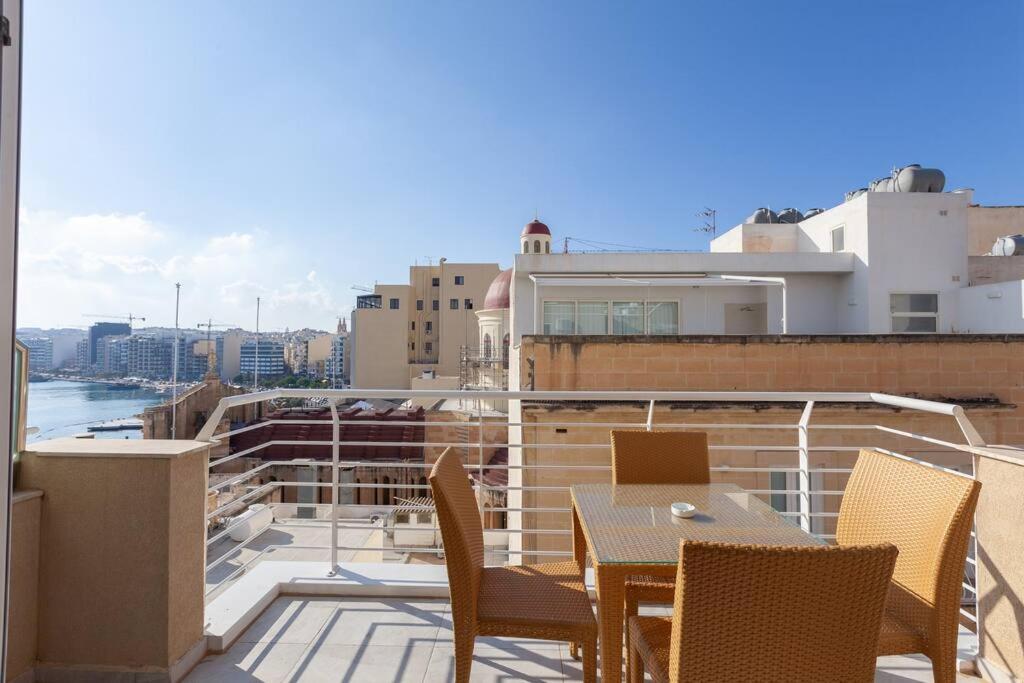 Beautiful 2BR just off the promenade with seaviews by 360 Estates view 4