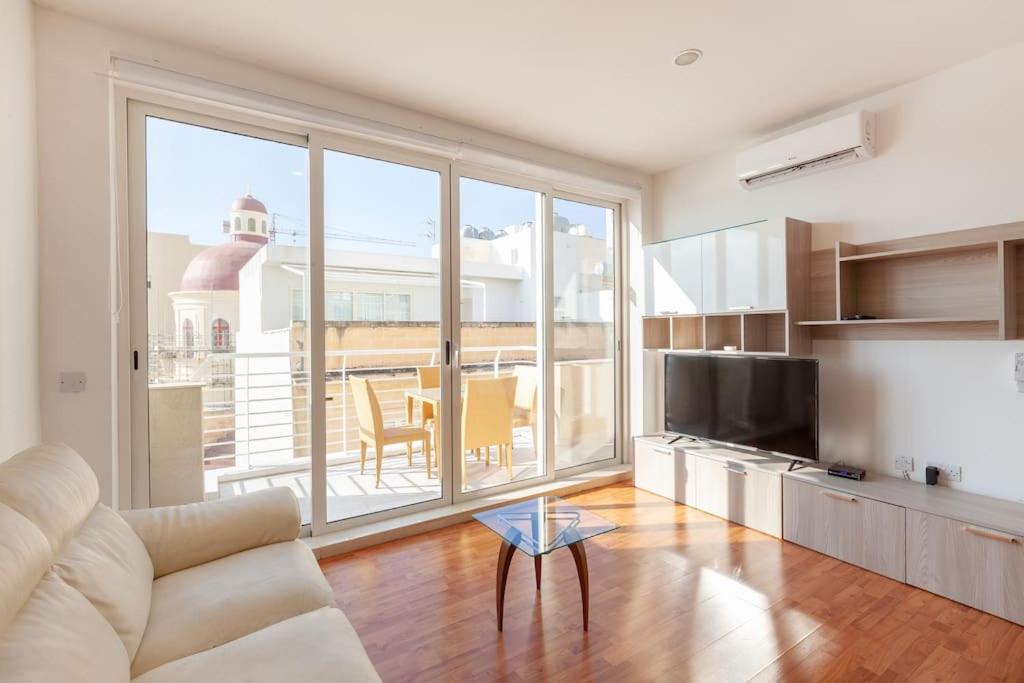 Beautiful 2BR just off the promenade with seaviews by 360 Estates view 5