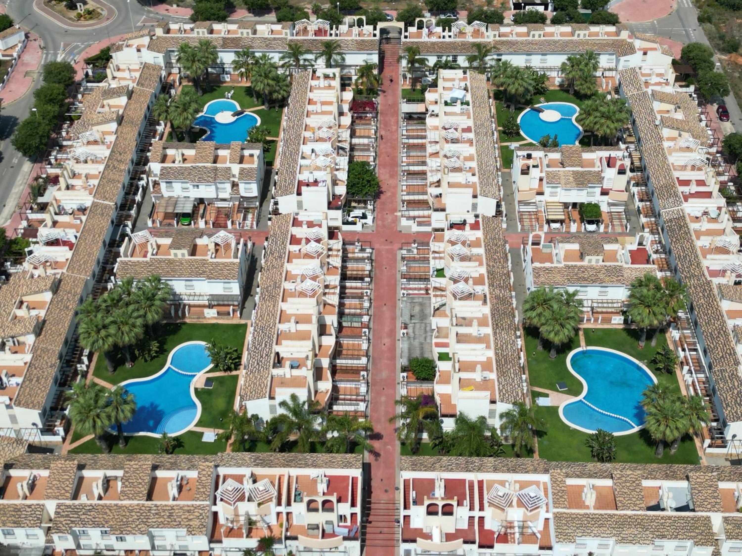 Casa adosada con piscina y dos terrazas