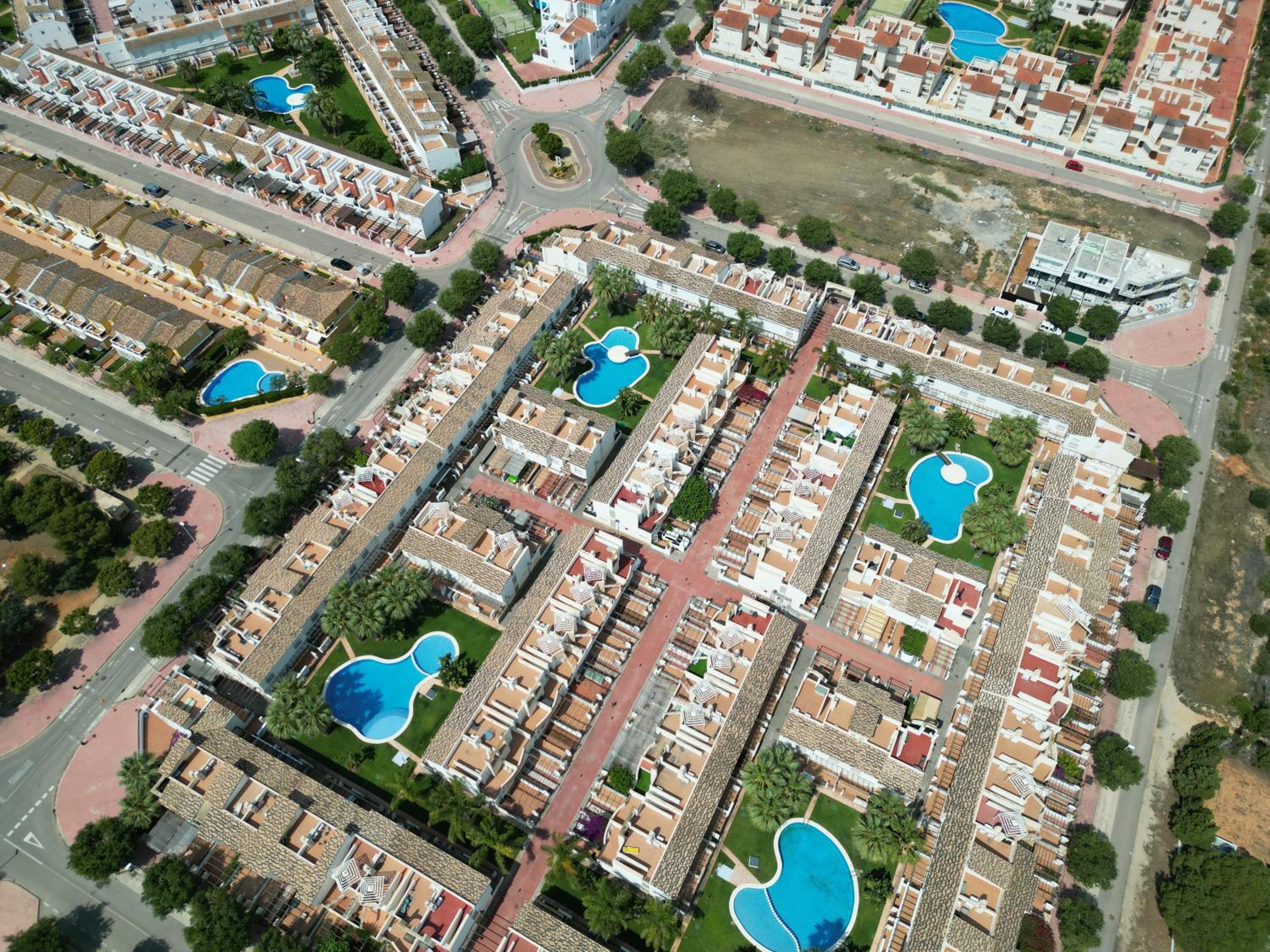 Casa adosada con piscina y dos terrazas