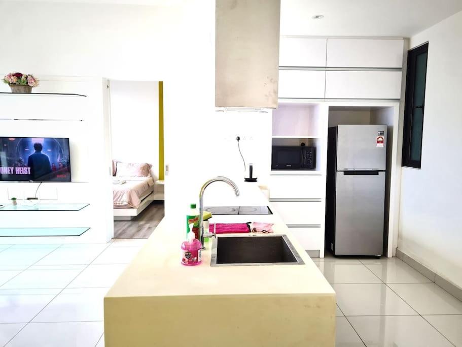Mosaic Southkey 1 bedroom Mid Valley by GDRAGON HomeStay