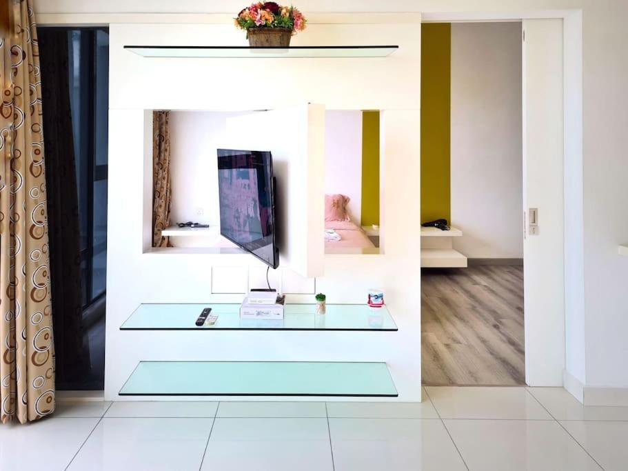 Mosaic Southkey 1 bedroom Mid Valley by GDRAGON HomeStay