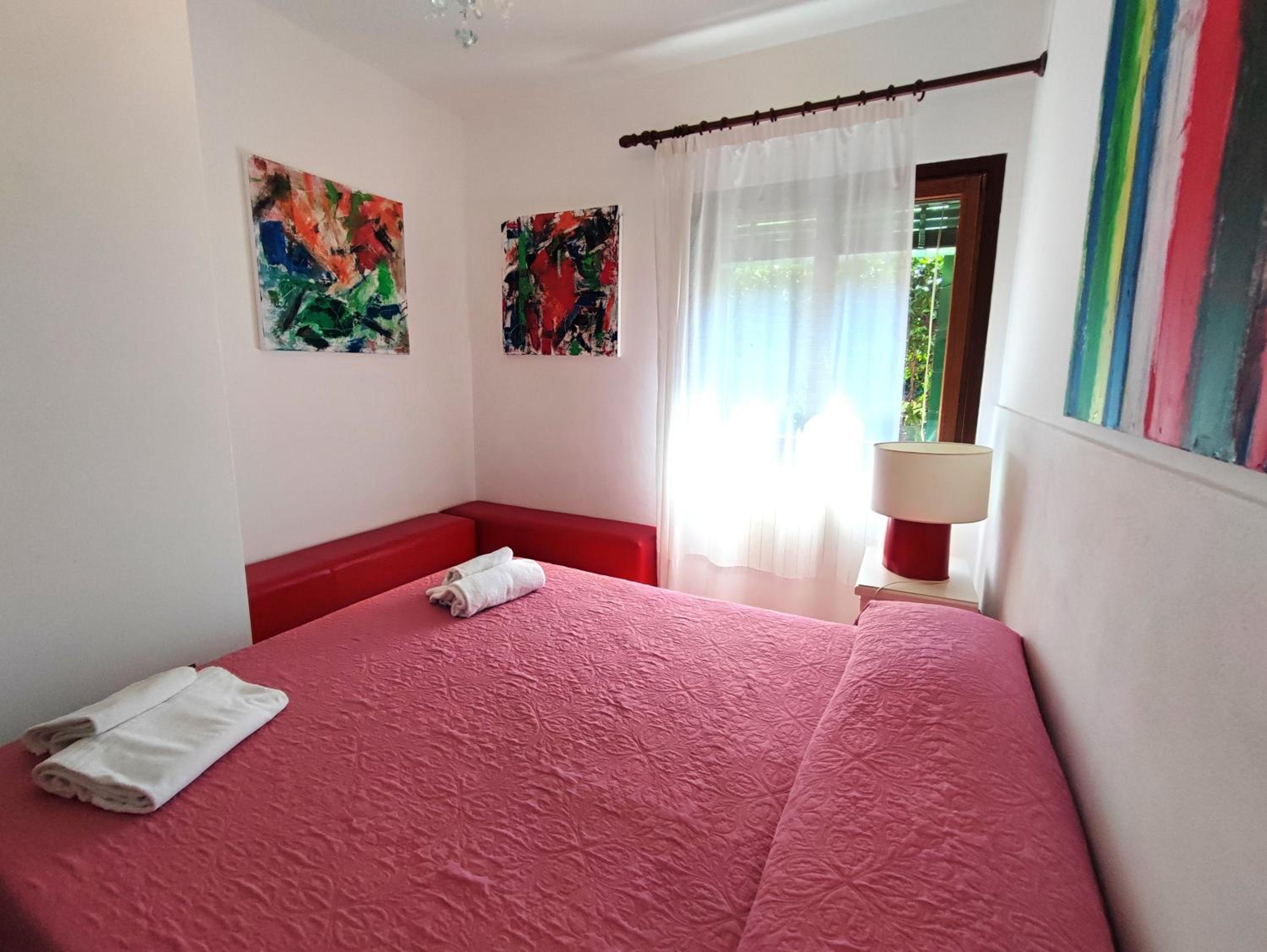 Leo's House with Garden view 4