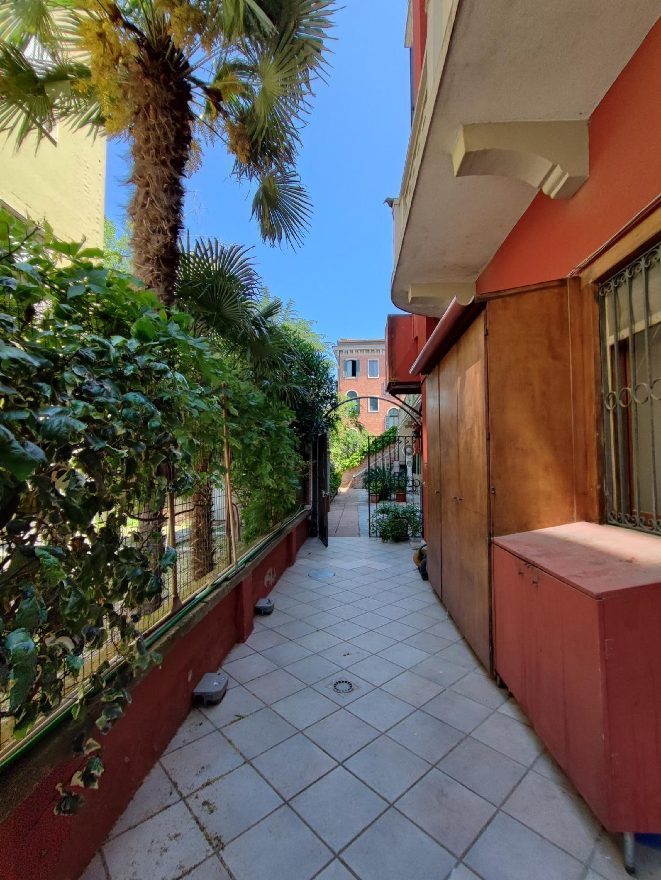 Leo's House with Garden view 5