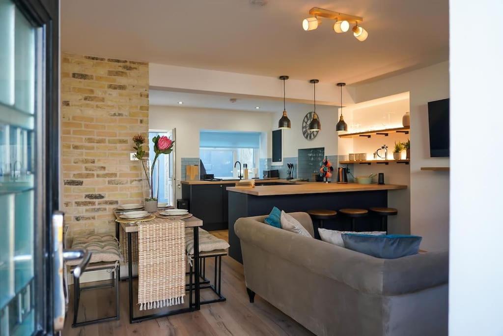 Luxury holiday home in central Truro view 4