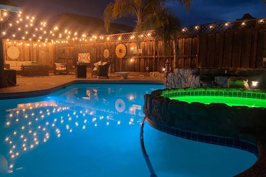 Stunning Modern Home King Bed Pool Jacuzzi Fire pit
