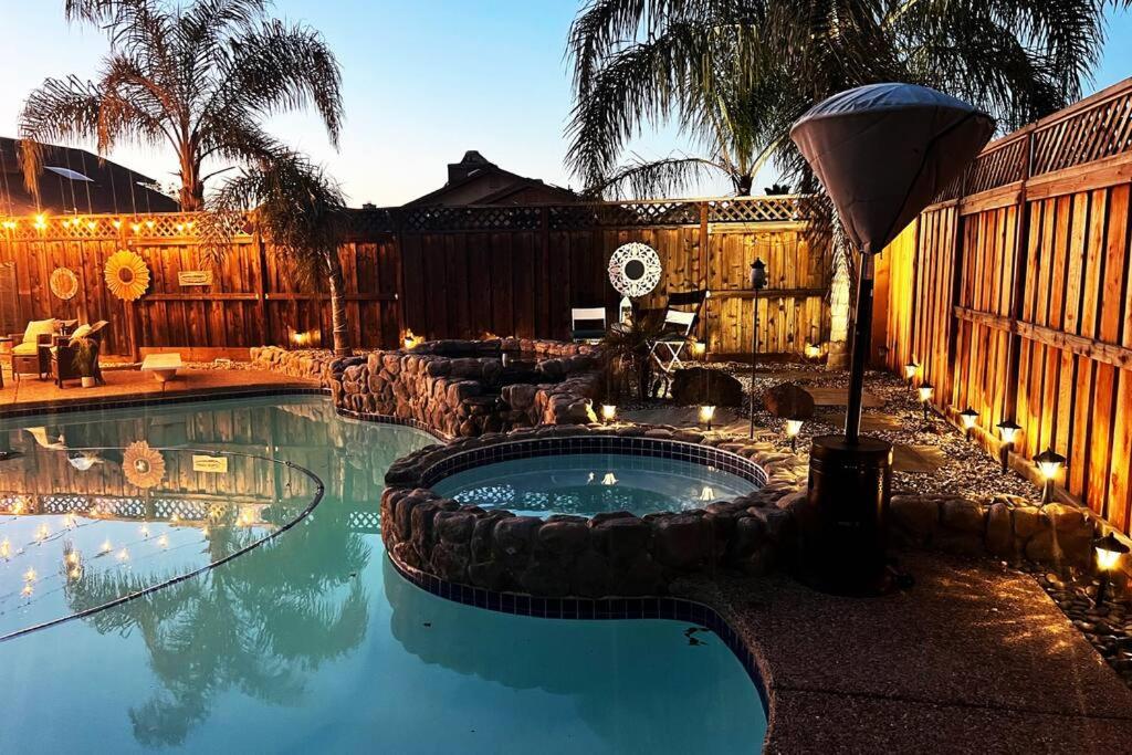 Stunning Modern Home King Bed Pool Jacuzzi Fire pit